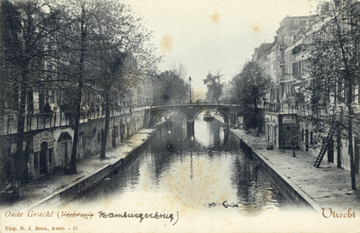 1674 Gezicht op de Oudegracht Tolsteegzijde te Utrecht met op de achtergrond de Hamburgerbrug .